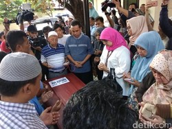 Guru-guru SMA Al Azhar Kebayoran Baru Antar Bunyamin ke Pemakaman