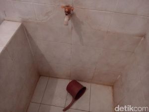 Pipa PDAM Bocor, Tiga Ribu Warga Surabaya Kesulitan Pasokan Air Pipa PDAM Bocor, Tiga Ribu Warga Surabaya Kesulitan Pasokan Air