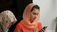 Irish Bella Kok Lihat Hape Mulu sih?