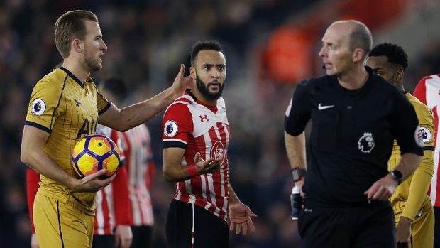 Bukan Kontroversi Pertama Wasit Mike Dean