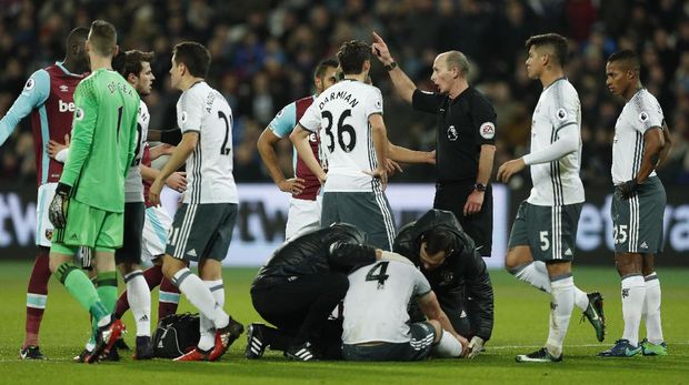 Bukan Kontroversi Pertama Wasit Mike Dean