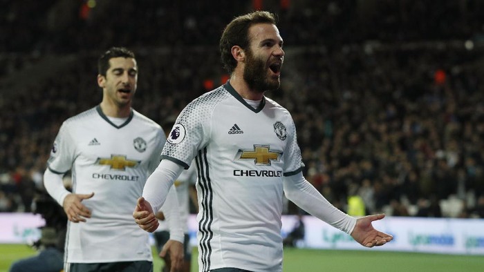 Mata yang Enggan Bersantai-santai Idamkan Trofi Premier League