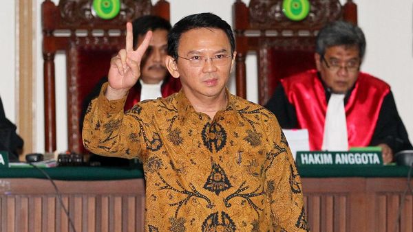 Pose 2 Jari Jadi Ritual Khas Ahok Sebelum Sidang