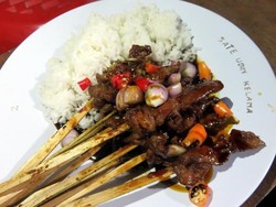 Enaknya Malam Ini Makan Sate Ayam dan Kambing di Kawasan Blok M