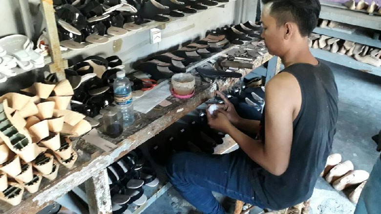 Menperin Ingin Buat Sepatu Made In Ciomas Bisa Bersaing dengan Impor