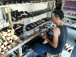 Ada Mesin Gratis, Perajin di Ciomas Masih Bikin Sepatu Manual