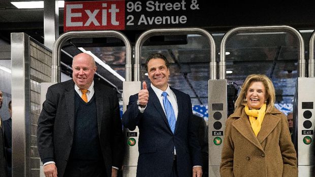 NEW YORK, NY - DECEMBER 22: (L to R) Tom Prendergast, chairman and chief executive officer of the Metropolitan Transportation Authority, New York Governor Andrew Cuomo and U.S. Rep. Carolyn Maloney (D-NY) walk through the turnstiles during an event and media tour at the 96th Street stop at the 2nd Avenue Subway, December 22, 2016 in New York City. The new 2nd Avenue line will be operating on January 1 of the new year.   Drew Angerer/Getty Images/AFP