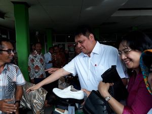 Menperin Sambangi Sentra Industri Alas Kaki di Desa Ciomas