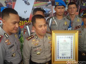 Cerita Kapolres Cimahi yang Menolong Balita Penderita Tumor Mata