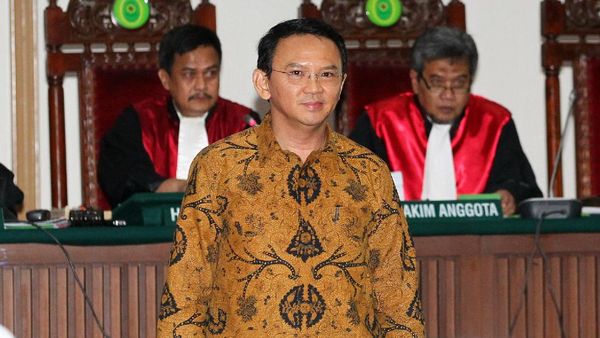 Senyum Semringah Ahok di Sidang Awal 2017