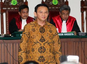 Senyum Semringah Ahok di Sidang Awal 2017