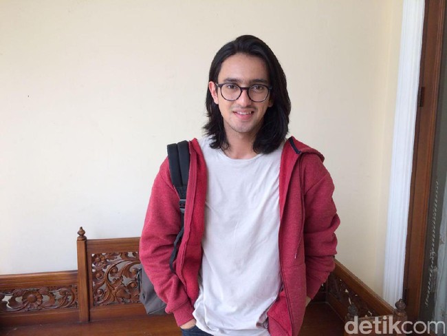 Omar Daniel Gandeng Cewek, Sudah Punya Pacar?