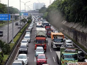 Macet Pondok Indah Berimbas ke Tol Serpong, Lalin Stuck! Macet Pondok Indah Berimbas ke Tol Serpong, Lalin Stuck!