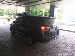 Berbatik Cokelat, Ahok Tiba di Gedung Kementan