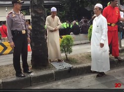 Pria Ini Khusyuk Salat di Tengah Riuh Demo Sidang Ahok