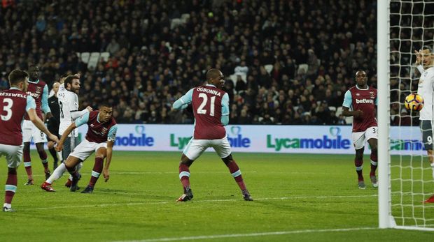 MU Kalahkan 10 Pemain West Ham 2-0