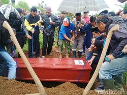 Nia Kurniati Korban Kebakaran KM Zahro Dimakamkan di Lembang