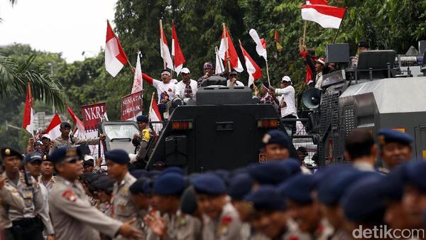 Pro Kontra Massa di Sidang Ahok