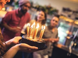 Hanya Cake Ulang Tahun Halal yang Bisa Dibawa ke Gerai McDonalds Malaysia