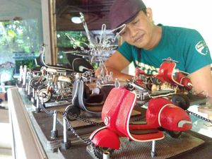 Pria Ini Sulap Limbah Jadi Miniatur Berharga Jutaan Rupiah