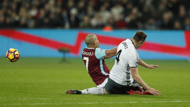 Wasit Laga West Ham vs MU Banjir Kritik