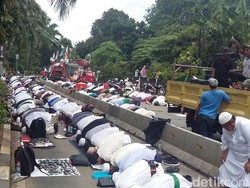 Di Sela Aksi, Pendemo Sidang Ahok Salat Berjemaah di Depan Kementan