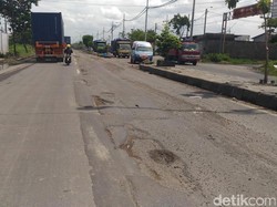 Risma Desak Pemerintah Pusat Perbaiki Jalan Kalianak yang Rusak