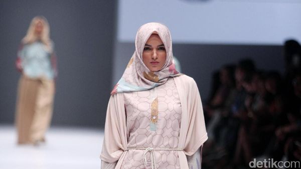 Foto: Koleksi Ria Miranda for Blibli di Jakarta Fashion Week 2017