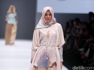 Foto: Koleksi Ria Miranda for Blibli di Jakarta Fashion Week 2017