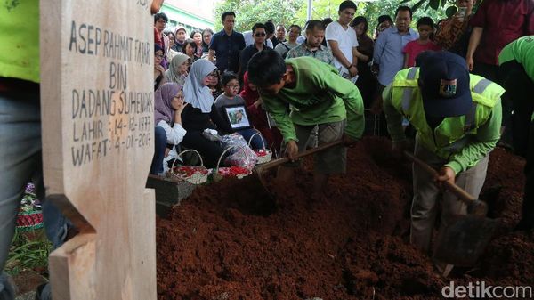 Eks Jubir KY Asep Fajar Dikebumikan