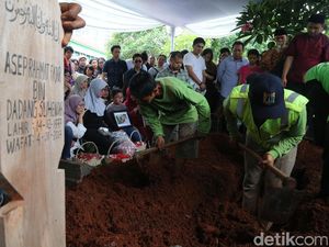 Eks Jubir KY Asep Fajar Dikebumikan