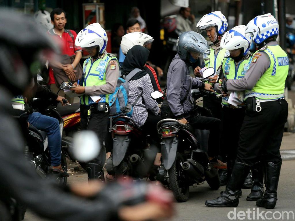 Viral Kisah Bocah Nangis Saat Ditilang Berujung Dapat Sepeda Viral Kisah Bocah Nangis Saat Ditilang Berujung Dapat Sepeda