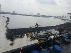 Polisi Belum Temukan Pemilik Kapal Zahro Express yang Terbakar