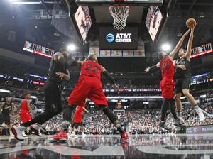 Spurs Menang Mudah atas Raptors Spurs Menang Mudah atas Raptors