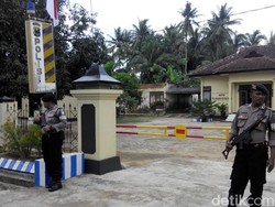 Tas Mencurigakan Ditinggalkan Pria Misterius di Mapolsek Gapura