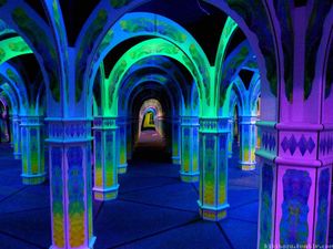 Atraksi Keren di AS, Labirin Kaca Warna-warni