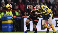 Callum Wilson berebut bola dengan Laurent Koscielny dalam pertandingan yang dihelat di Vitality Stadium, Rabu (4/1/2017) dinihari WIB. Dylan Martinez/Reuters/detikFoto.