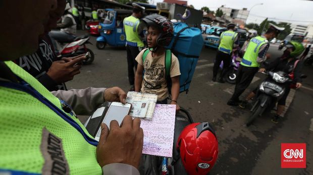 Petugas memeriksa kelengkapan surat-surat pengguna kendaraan bermotor.