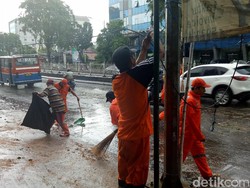 Pohon Tumbang di Buncit Jaksel, Petugas Betulkan Kabel yang Menjuntai