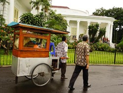 Pesan Kesederhanaan Jokowi Lewat Nasi Goreng Kaki Lima