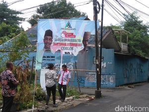 Alat Peraga Kampanye Dirusak, Tim Anies-Sandi Lapor ke Bawaslu Alat Peraga Kampanye Dirusak, Tim Anies-Sandi Lapor ke Bawaslu
