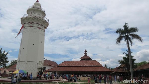 Akhir Pekan yang Damai di Masjid Agung Banten