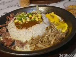 Wakacao: Hangat Gurih, Nasi Hot Plate Komplet Berbumbu Rendang dan Kari