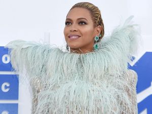 Hamil Anak Kembar, Beyonce Unggah Foto-foto Seksi Pamer Perut Buncit