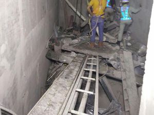 Pekerja yang Jatuh di Apartemen Kamala Belum Berhasil Dievakuasi Pekerja yang Jatuh di Apartemen Kamala Belum Berhasil Dievakuasi