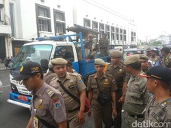 Satpol PP Tertibkan PKL di Kawasan Kota Tua Jakarta