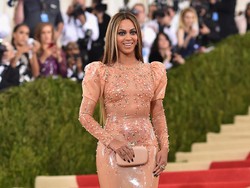 Beyonce Buka Grammy dengan Piala Best Music Video