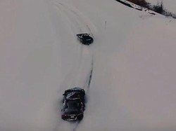 Lamborghini Gallardo dan Audi R8 Asyik Ngedrift di Atas Salju
