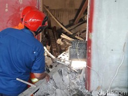 Pekerja Jatuh di Apartemen Kamala Sudah 35 Jam Tertimpa Reruntuhan