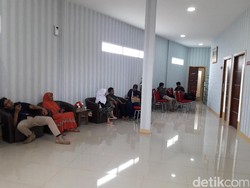 Keluarga Aikusminar Menanti Identifikasi Jenazah 016